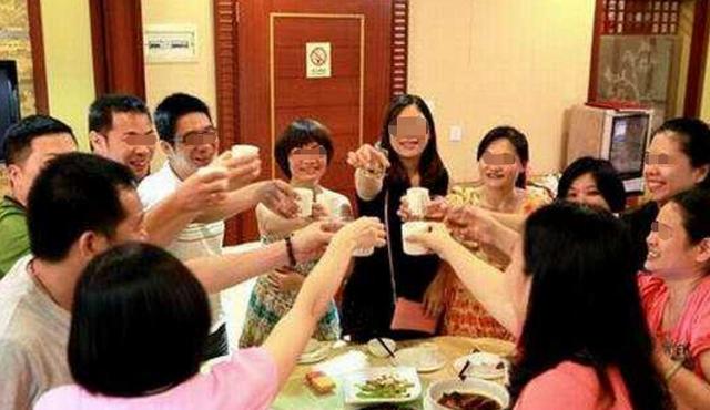 ͬѧ�ۻ�����ǰ���Ҷ���˵���������֣�ǰ��Ů���߳ܵ�����